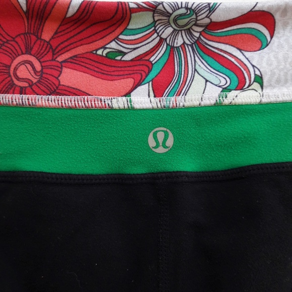 Lululemon Black Pants Groove Yoga Athletic Reversible Green White Floral Waist 8 - Picture 2 of 4